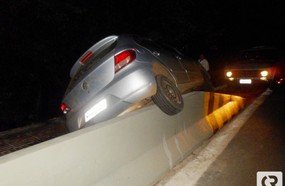 Motorista bêbado encavala veículo em mureta no Acesso Adolfo Ziguelli
