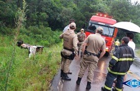 Dois veículos sofrem saída de pista no interior de Piratuba