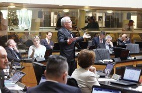 Deputados tornam obrigatório repasse mensal para a saúde