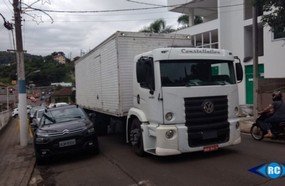 Caminhão fica sem freio ao descer serra em Capinzal