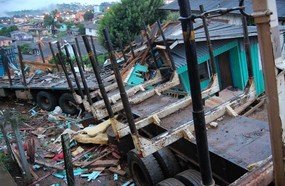 Caminhão atinge casa, mata uma pessoa e deixa cinco feridas