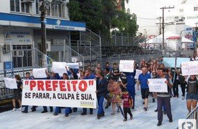 Servidores públicos de Joaçaba protestam na avenida do samba