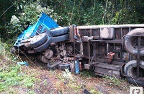 Motorista tomba carreta na BR-282 em Joaçaba