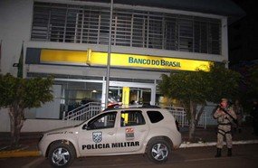 Quadrilha explode caixas do Banco do Brasil e troca tiros com a PM