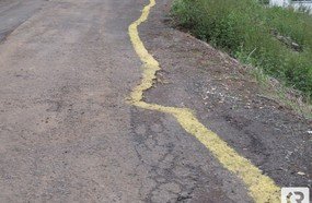 Faixa de sinalização desvia buraco em Herval d´Oeste