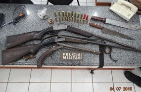 Polícia Militar apreende drogas e armas em veículo