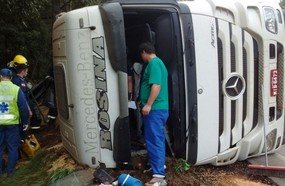 Carreta bitrem tomba próximo ao CPJ em Joaçaba