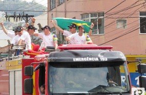 Bombeiros desfilam após títulos conquistados na Romênia