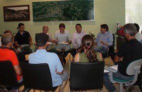 Agricultores entregam abaixo assinado pedindo melhorias nas estradas