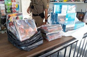 PM apreende cigarros, CDs e arma durante a Operação Varejo