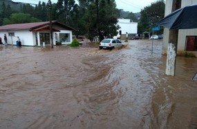 Chuva forte causa alagamentos em Treze Tílias