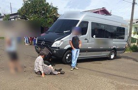 Cadeirante é atropelado por van escolar em Campos Novos