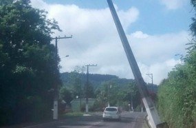 Motorista foge depois de atingir poste na Avenida Caetano Branco
