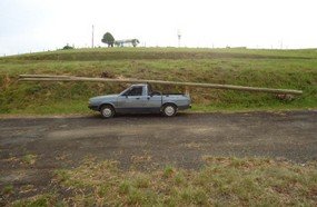 Jeitinho brasileiro: motorista transportava postes em uma Pampa