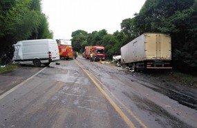 Colisão frontal entre furgão e caminhão mata condutores na BR-470