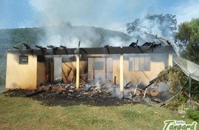 Incêndio destrói casa no interior de Ibiam