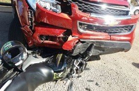 Motociclista sofre fratura exposta em colisão na BR-282