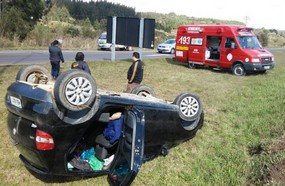 Veículo com três pessoas capota no trevão de Irani