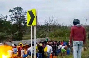 Caminhão-tanque explode e mata saqueadores de combustível