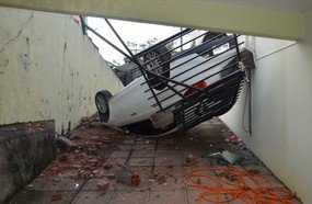 Veículo desgovernado vai parar dentro do pátio do hospital em Capinzal
