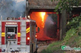 Bombeiros combatem incêndio em madeireira de Capinzal