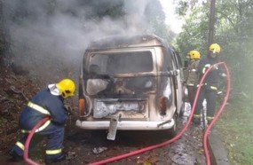Kombi de supermercado é destruída por incêndio em Joaçaba