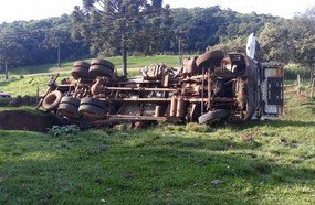 Caminhão-tanque tomba no interior de Erval Velho