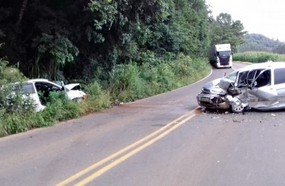 Colisão frontal entre veículos deixa cinco feridos na SC-464