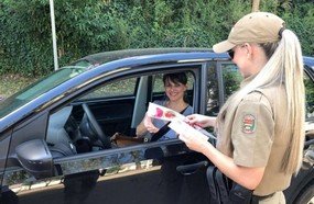 Polícia Militar entrega flores durante blitz em Caçador