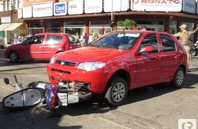 Motociclista ferida em acidente no centro de Joaçaba