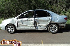 Motorista de caminhão provoca acidente e deixa casal ferido