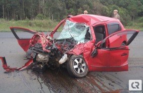 Colisão frontal entre carro e ônibus mata duas pessoas na BR-470