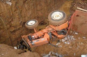 Acidente de trabalho: trator despenca em barranco
