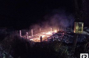 Casa é destruída por incêndio no interior de Água Doce