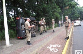 Jovem tomba caminhonete no centro de Joaçaba
