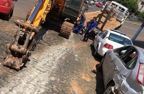 Escavadeira desgovernada atinge três veículos
