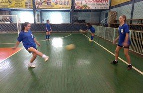 Joaçaba promove aulas de atletismo, futsal e futebol
