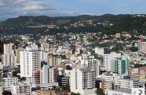 Vereador Éber defende horários alternativos para comércio