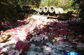 Criança fica ferida em tombamento de carreta em Capinzal