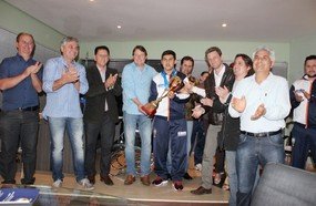 Mesatenista recebe do prefeito troféu de campeão Sul-americano