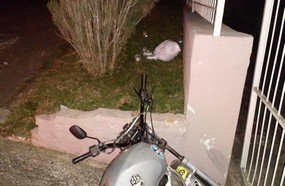 Motociclista colide em muro ao tentar fugir de abordagem policial