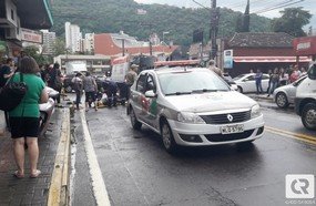 Mulher é atropelada por moto na Avenida Santa Terezinha