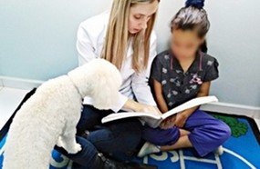 Cão terapeuta auxilia no tratamento de crianças com distúrbios da fala
