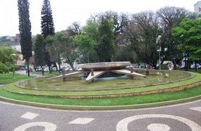Moradores vão lavar roupas no chafariz da praça em protesto pela falta de água