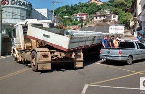 Carreta não consegue subir morro e atinge dois veículos em Joaçaba