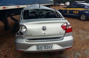 Veículo colide contra caminhão depois de capotar na BR-282
