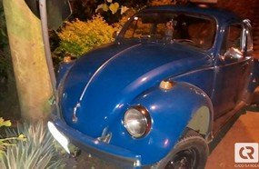 Motorista abandona Fusca após colidir contra poste em Herval