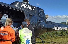 Homem é resgatado por helicóptero após queda de parapente