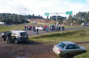 MST bloqueia BR-153 em protesto contra impeachment
