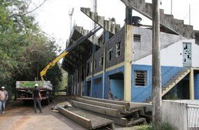 Arquibancadas do antigo estádio estão sendo removidas